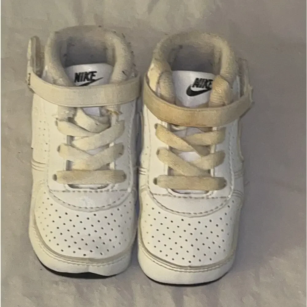 Nike Force 1 Crib (CB) Baby Shoes Size 2C & White Beanie Hat Infant Set
